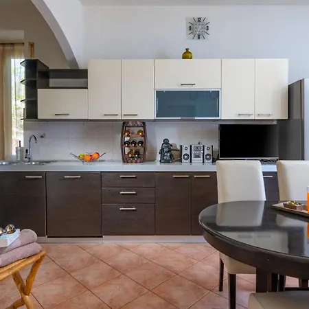 In Mit Garten, Schoene Aussicht Appartement Koromačno